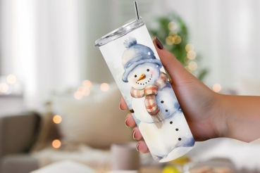 Hand hält einen Thermobecher mit einem niedlichen Schneemann-Design. Der Schneemann trägt einen blauen Hut und einen karierten Schal, umgeben von einer verschneiten Winterlandschaft. Der Becher hat ein Fassungsvermögen von 590 ml und ist ideal für heiße u